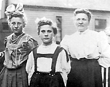 1912 Minna, Elsie, & Lillie Saucke